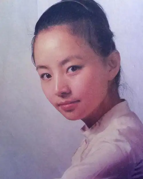 年轻时的宋丹丹可以说是十里八乡有名的美人,不仅天生丽质鹅蛋脸,还