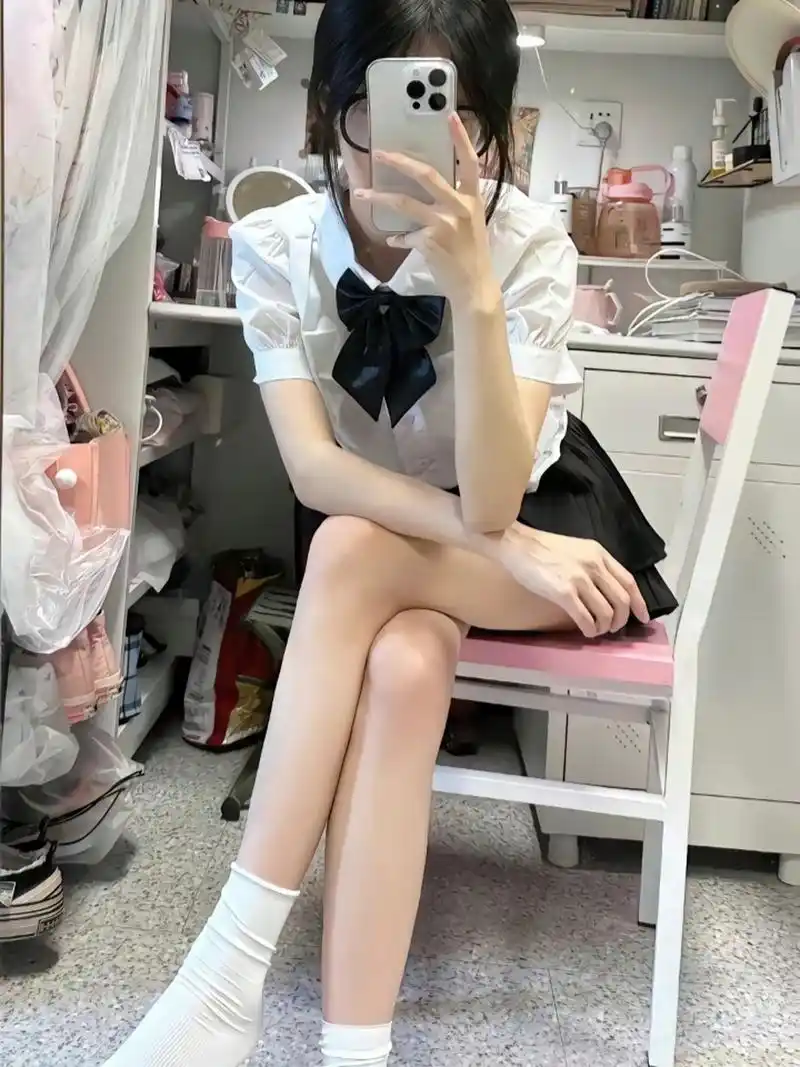 可爱俏皮小姐姐 腿腿细直长白 #美女# #壁纸# #艺术