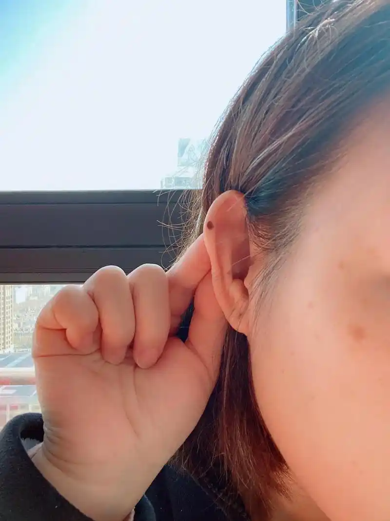晒着太阳好温暖今天突然发现我耳朵上有这么大颗痣