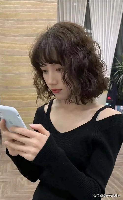 圆脸的女生,别再留中分发型了,难看显脸大,这些发型才适合你