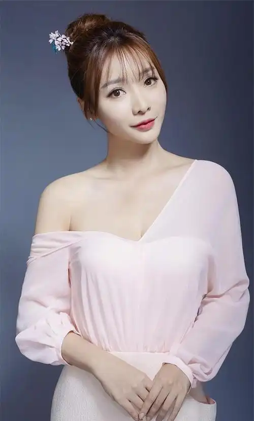 柳岩也是不老女神穿吊带裙优雅性感43岁也有少女身材