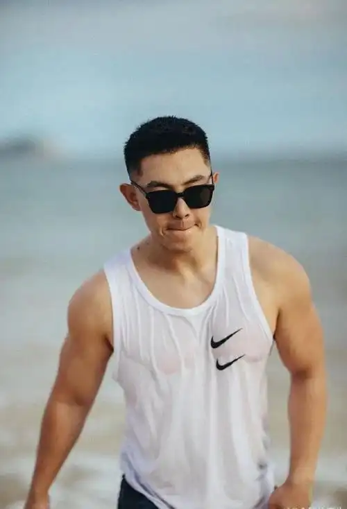 北京原生体育生短袖沙滩侧透,网友热议|胸肌|肌肉|腹肌|模特|文化课