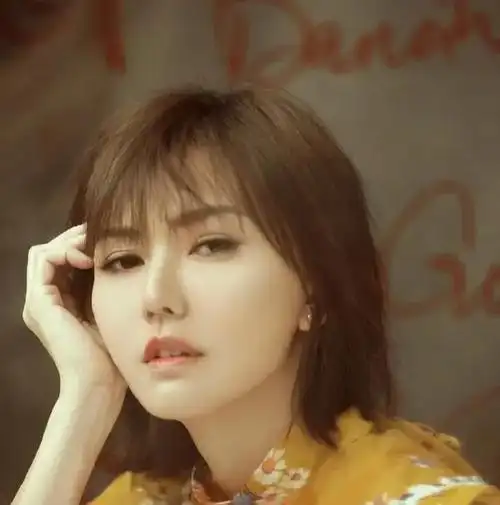 46岁孙燕姿不修边幅晒自拍,脸部肿胀身材发福,发际线堪忧