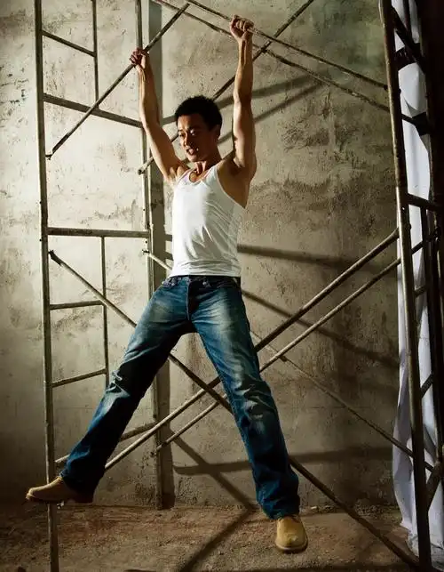 硬汉佟大为登封面展示性感巧克力腹部肌肉