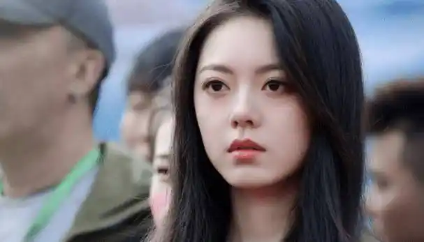 有些人把赵今麦视为非常漂亮的小花旦,长着一张像肖战的脸.