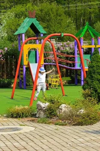 小女孩在户外玩耍.夏季儿童娱乐的概念