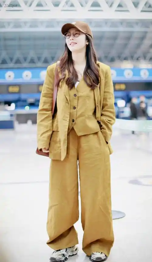 蔡文静身高165厘米,属于中等身高,完全可以支撑.