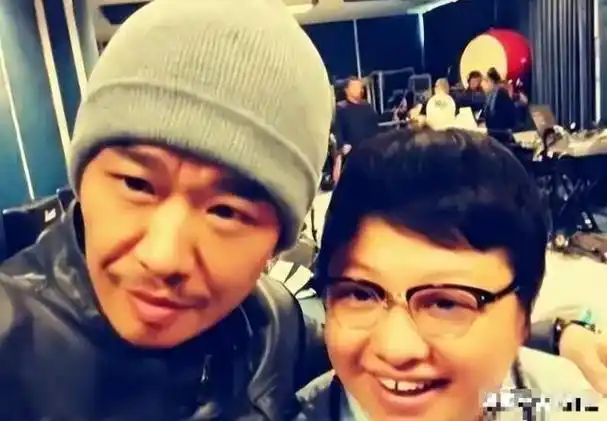 曾与韩红传过绯闻的另一位男士是栾树,他曾是备受瞩目的黑豹乐队的