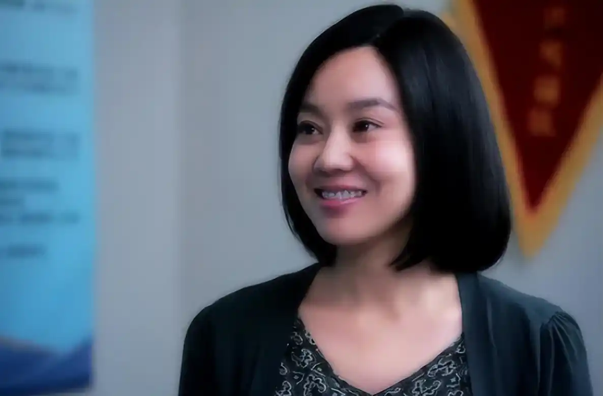 闫妮:凭借佟湘玉出名,离婚后深陷姐弟恋