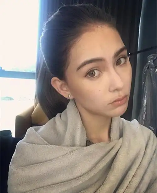 昆凌晒自拍照素颜出镜肤色黯黄无光泽,化妆前后对比明显!