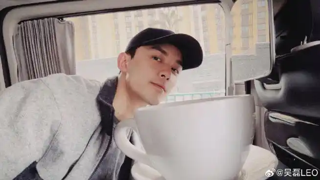 吴磊杯子比脸大