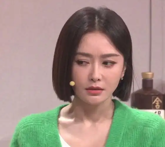 秦岚演出小品的时候被网友发现嗓子哑了,说台词的时候不稳,全是气音.