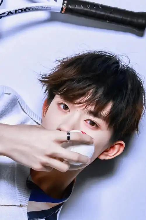 跟易烊千玺比眼神,这是一场单方面的