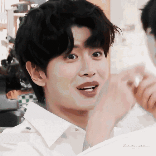 努力的你,微笑的你,  甚至嘟嘴的你,哪一面我都心动不已  @任嘉伦