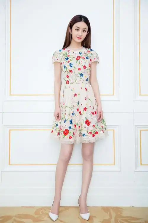 明星爱大牌:赵丽颖教你印花裙如何穿的不俗气