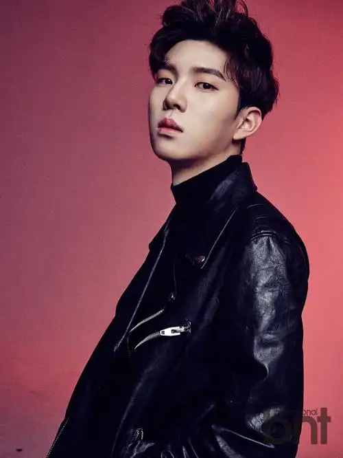 深蓝色衬衫和黑色皮衣造型则演绎出20岁男孩深沉而强烈的迷人魅力