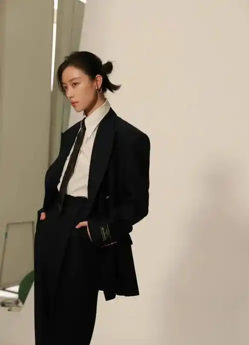 看完倪妮的西装大片,你只想老老实实,安安静静,做个"西装控"_时尚