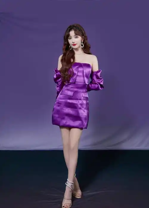 明星写真:孔雪儿紫色抹身材包臀裙时尚美拍,烈焰红唇"美腿教主"_白色