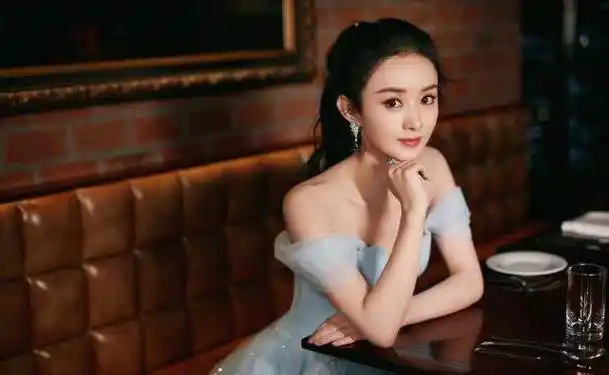 "还在后面加上了一个得意的小表情,也是让人能够感受到健身带给赵丽颖