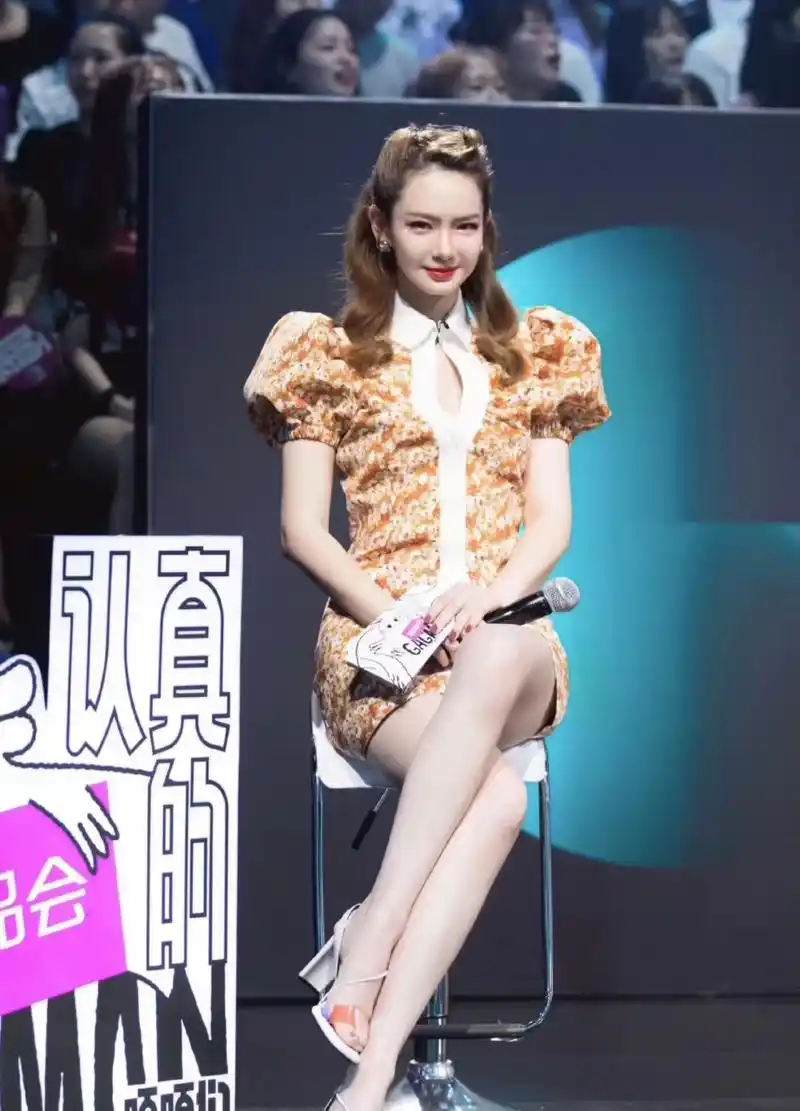 戚薇不经意间展示自己的美腿,美女的腿又细又长,娱乐圈长腿战士又多了