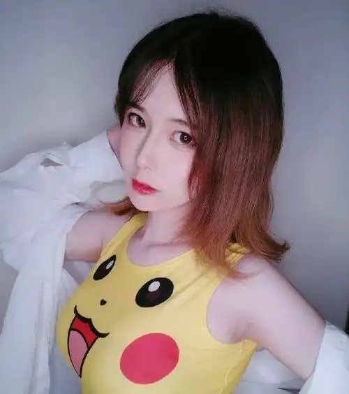 知名女装主播轩墨宝宝跑到泰国丰胸,回国后遭到男粉丝的私信骚扰_直播