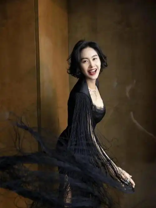 50岁朱茵到了大婶的年纪还有饱满身材穿流苏抹胸裙高级又大气