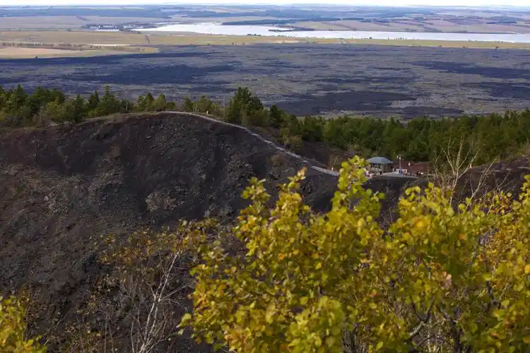 老黑山——是十四座火山中最高的一座,山势高耸 海拔515.