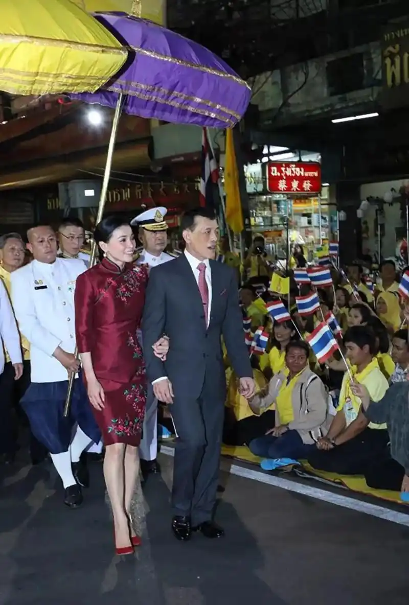 苏提达真是热心肠,拉着泰王直奔人群,满足民众为国王擦鞋的愿望_中国