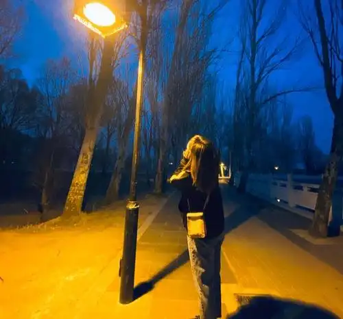 橘色路灯跟音乐更配哟