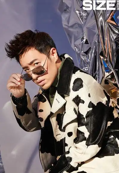 潘玮柏最新封面大片眼神杀演绎未来感