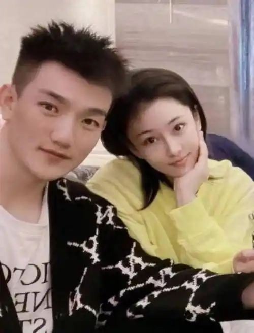 张馨予与老公合体秀恩爱素颜状态出镜不愧是军嫂