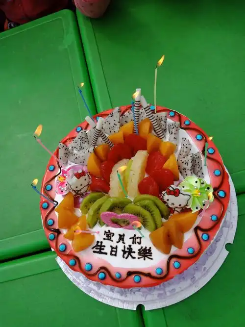 昌宁小天鹅幼儿园生日会活动!活动主题:"快乐童年,你我相伴".