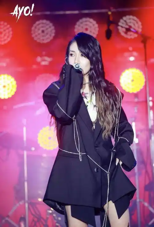 乃万婚纱造型现身舞台,台下粉丝都不淡定了,渐变色发型又酷又飒_说唱