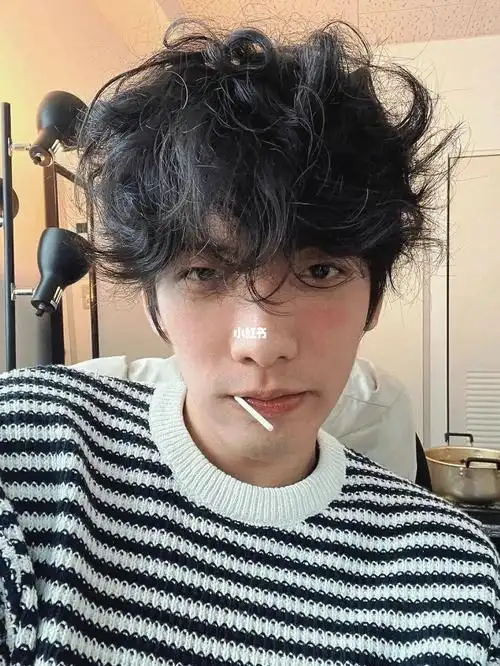 长发的男生是不是在蠢蠢欲动准备烫发展这款卷发安利给男生们参考哦适