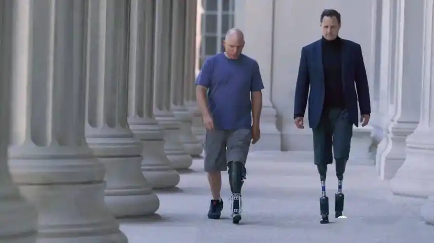 室负责人hugh herr,在hugh以他自身的经历劝说下,他决定将左脚截肢,换