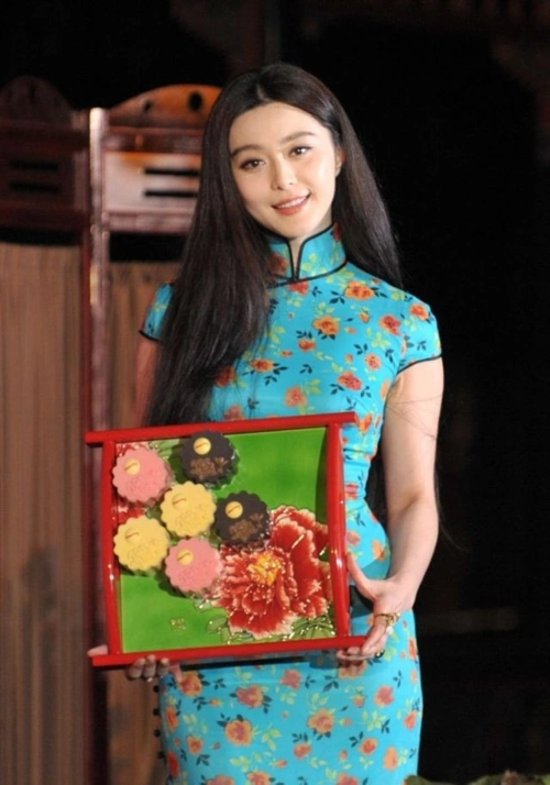 范冰冰风格大变一袭蓝色印花旗袍配黑长直亮相像换了个人似的