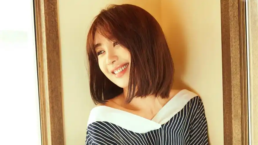 清纯美女李菲儿时尚摆拍写真