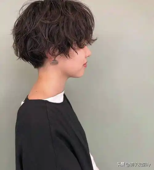 女士短发别乱整,蓬松烫刚刚好,不夸张很时尚_发型_女性_魅力