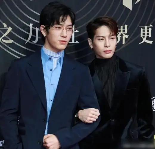 井柏然王嘉尔携手走红毯当同框生图曝光后气质高低一目了然