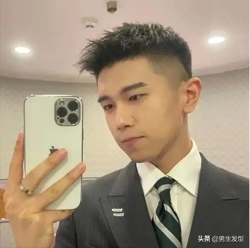 男生别乱剪短发留这3款露额发型颜值更高更帅气
