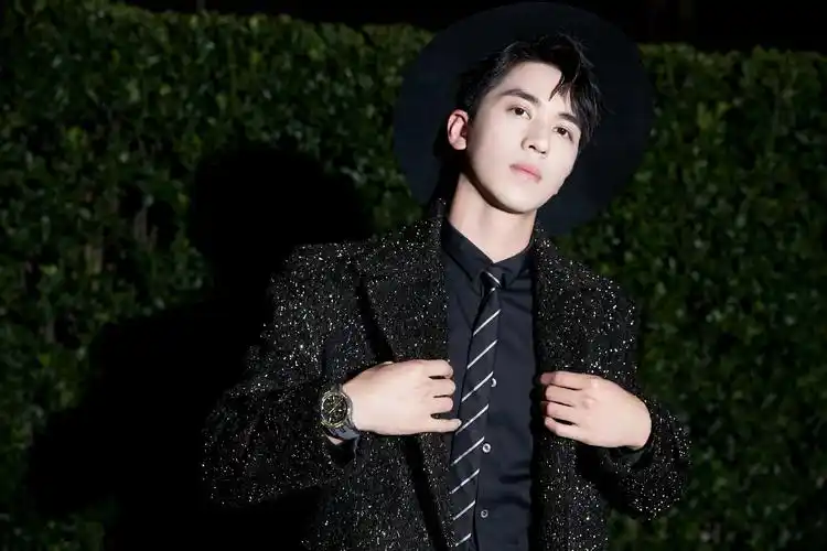 许魏洲上海出席时尚活动别致星辰装诠释闪耀复古风