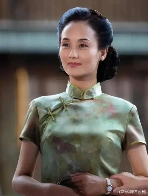 谈起演员李颖,大家对她的第一印象都是她那迷人的嗓音与自带贵族气质