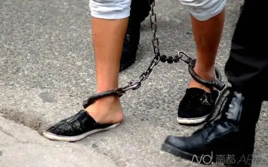 解读郭美美所戴软脚镣:防止脱逃自残(图)