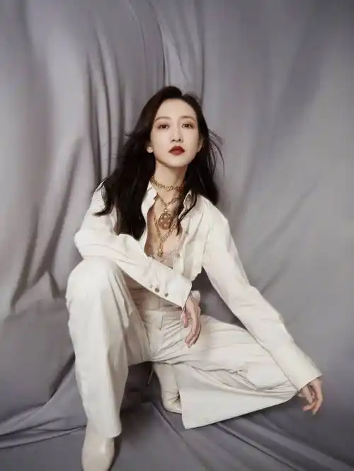 原创王鸥当妈后换了风格穿衬衫阔腿裤高跟鞋亮相41岁美出新高度