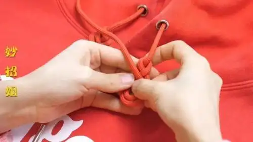今年最流行的卫衣绳子打结法,既漂亮又个性,方法简单,一看就会
