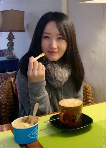 47岁的"玉女掌门"杨钰莹近照变美,脸蛋圆润有光泽,太柔情了