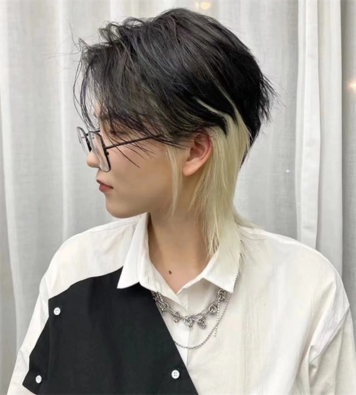 狼尾发尾烫微卷,立体的碎发为发型增添了几分时尚个性,非常帅气酷炫.