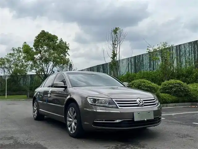 辉腾是一款颜值与实力并存的车,整体饱满,外观出彩夺目,品质感满分