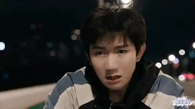 王源这段骑车的哭戏看的我也要哭,高远亲眼目睹亲人离世太伤了-影视综