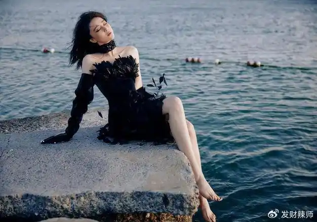张馨予赤脚坐在海边,纤瘦苗条好身材别提有多养眼了,真是看一次就被美
